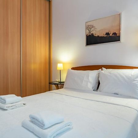 Flat In Excellent Location With Private Parking Apartment Athena Bagian luar foto