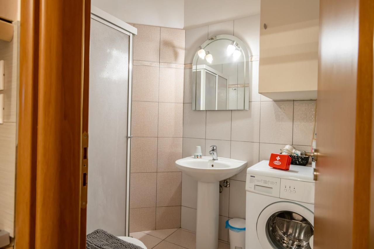 Flat In Excellent Location With Private Parking Apartment Athena Bagian luar foto