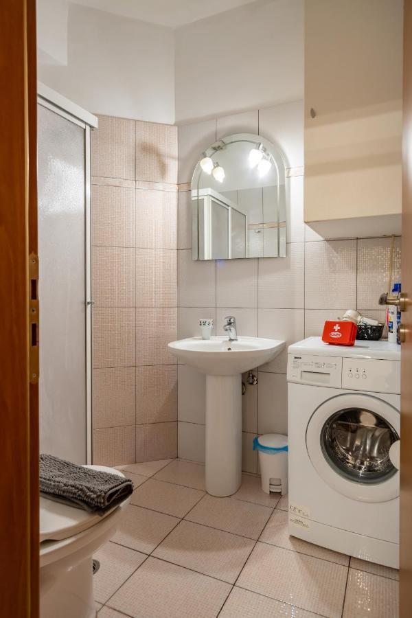 Flat In Excellent Location With Private Parking Apartment Athena Bagian luar foto