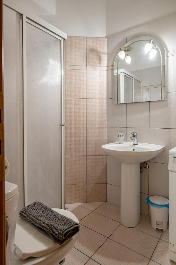 Flat In Excellent Location With Private Parking Apartment Athena Bagian luar foto