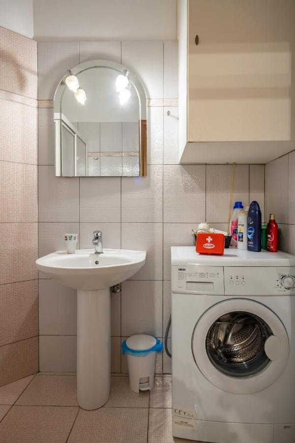 Flat In Excellent Location With Private Parking Apartment Athena Bagian luar foto